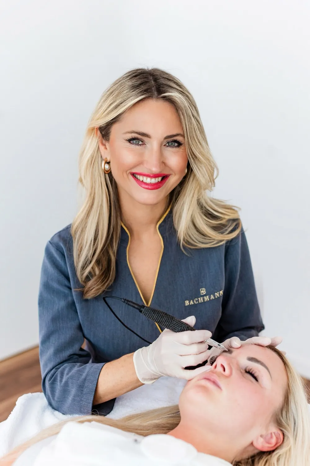 Nadeshda Bachmann bei einer Permanent-Make-up-Behandlung im Kosmetikinstitut Bachmann